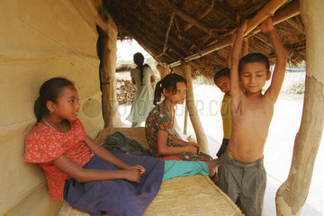 Kinder vor ihrem Haus in einem Dorf in Nepal