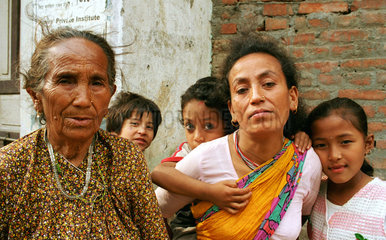 Grossmutter  Mutter und Kinder in Nepal