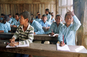 Schueler einer staatlichen Grundschule in Nepal