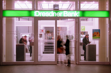 Eingang der Dresdner Bank in Berlin