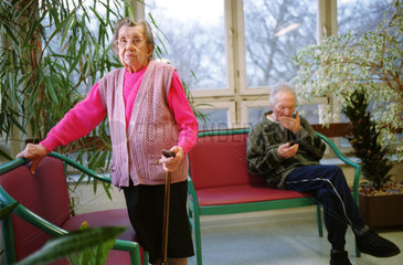 Eine Seniorin und ein Senior im Pflegeheim