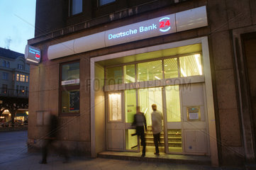 Eingang der Filiale Deutsche Bank 24 in Berlin