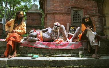 Vier Sadhus in der Tempelanlage Pashupatinath in Nepal