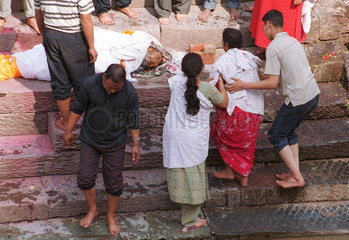 Hinduistische Leichenverbrennung in Nepal