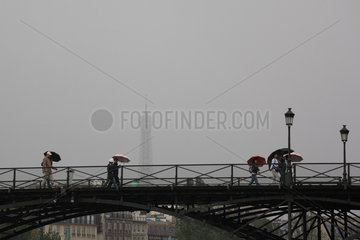 Bruecke und Eiffelturm bei Regen in Paris