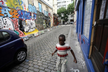 Junge im Viertel Belleville in Paris