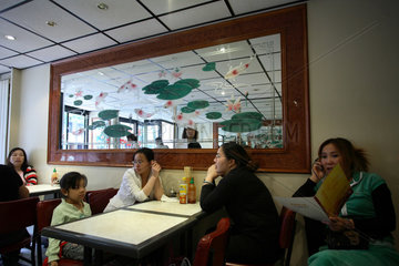 Chinesinnen in einem chinesischen Restaurant in Paris