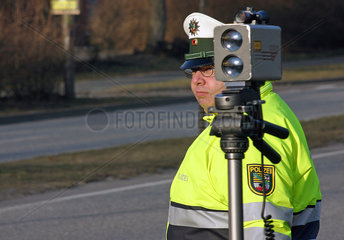 Magdeburg  Deutschland  Verkehrspolizist fuehrt eine Radarkontrolle durch