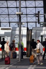 Fahrgaeste und Zug am Bahnsteig mit Videoueberwachung im Hauptbahnhof in Berlin