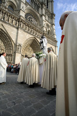 Prozession der Katholiken zu Maria Himmelfahrt in Paris
