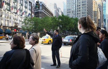 New York City  USA  Mann winkt nach einem Taxi