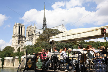 Cafe auf einem Schiff und Notre-Dame in Paris