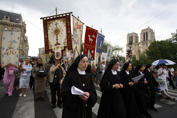 Prozession der Katholiken zu Maria Himmelfahrt in Paris