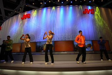 IFA 2006: Tanzende Gruppe und Flachbildschirme auf dem Messestand von JVC