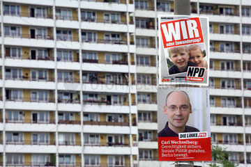 Wahlplakate der PDS und NPD vor Hochhaus in Berlin