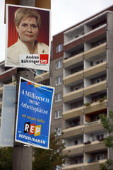 Wahlplakate von SPD und Republikanern vor Hochhaus in Berlin