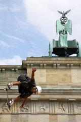 Skateboarder auf der Veranstaltung Streetlife Berlin vor dem Brandenburger Tor