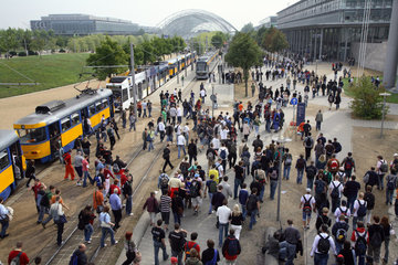 Menschenmenge auf dem Weg zur Glashalle der Leipziger Messe bei der GC 2006
