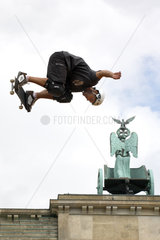 Skateboarder auf der Veranstaltung Streetlife Berlin vor dem Brandenburger Tor