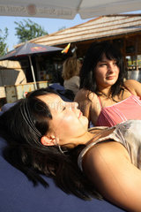 Junge Frauen geniessen die Sonne in der City Beach Strandbar in Dresden