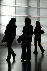 Silhouetten von drei Frauen