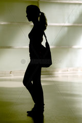 Silhouette einer jungen Frau mit figurbetonter Kleidung