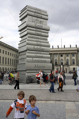 Touristen vor der Skulptur -Der Moderne Buchdruck- in Berlin