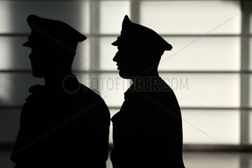 Silhouetten zweier Polizisten