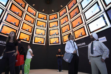 IFA 2006: Publikum bestaunt Flachbildschirme auf dem Messestand von Philips