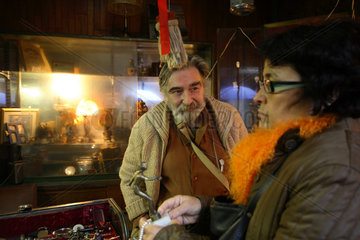 Paris  Frankreich  Haendler mit Kundin auf dem Flohmarkt von Saint-Quen