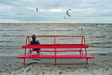 Kitesurfer auf einer Bank am Strand von Paernu Estland