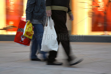 Menschen mit Einkaufstaschen