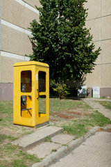 Magdeburg  Deutschland  eine Telefonzelle mit fehlenden Scheiben in Neu Olvenstedt