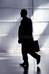Silhouette eines Mannes im Anzug und Aktenkoffer