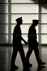 Silhouetten zweier Polizisten