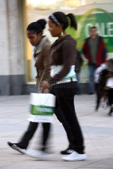 Junge Frauen mit Einkaufstueten