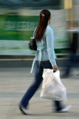 Junge Frau mit Einkaufstuete