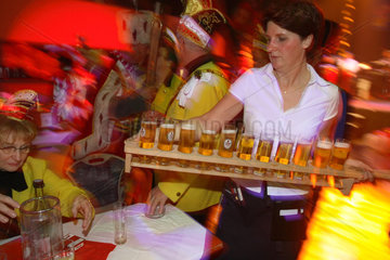 Kellnerin bringt Bier auf einer Karnevalssitzung in Berlin