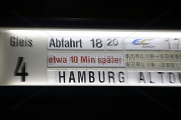 Anzeigetafel der Deutschen Bahn mit Zugverspaetung