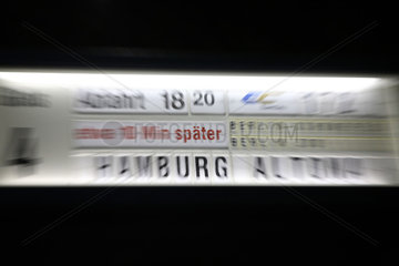 Anzeigetafel der Deutschen Bahn mit Zugverspaetung