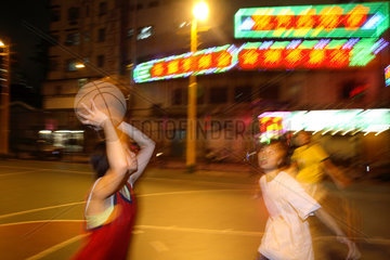 Schuelerinnen trainieren Basketball im Stadtteil Kowloon in Hongkong