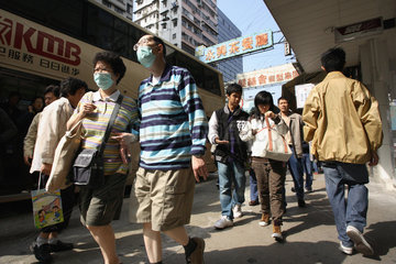 Paar traegt Atemschutz im Stadtteil Kowloon in Hongkong