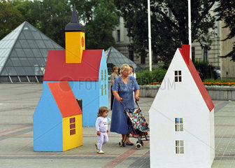 Kinderspielplatz in einem Park in Riga  Lettland