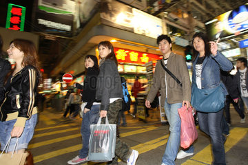 Menschen shoppen in einer Geschaeftsstrasse im Stadtteil Kowloon in Hongkong