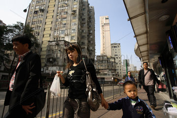 Mutter mit Sohn im Stadtteil Kowloon in Hongkong