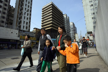 Familie im Stadtteil Kowloon in Hongkong