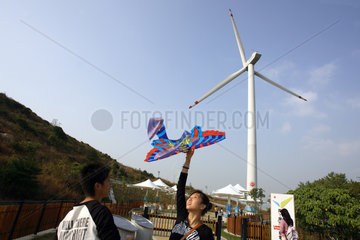 Chinas erstes Windrad mit Informationstafeln fuer Besucher in Hongkong