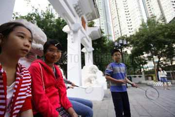 Kinder in einer Parkanlage zwischen Wohnbloecken im Stadtteil Kowloon in Hongkong