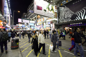 Menschen in einer Geschaeftsstrasse im Stadtteil Kowloon in Hongkong
