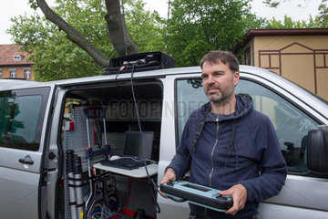 Berlin  Deutschland  Dirk Sattel  Tatortfotogarf  praesentiert die Drohne der Berliner Polizei